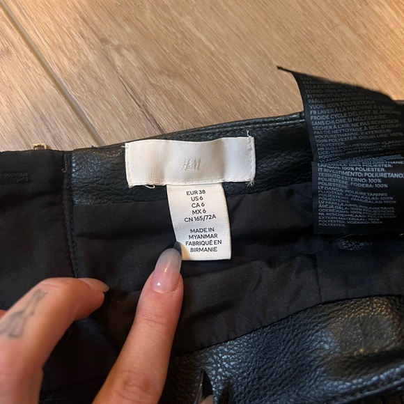 H&M leather mini skirt - Picture 2 of 2